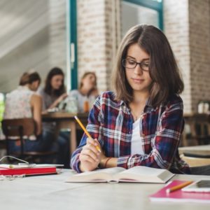 Português 9º Ano Fundamental – Revisão: complemento nominal e diferença entre complemento nominal e objeto indireto, orações subordinadas substantivas completivas nominais, orações subordinadas substantivas predicativas.