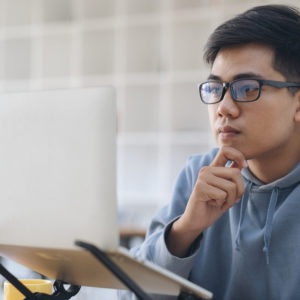 Português 7º Ano Fundamental – Diferenças entre as formas de veicular as notícias: online e impressas, sensacionalismo e Fake News como recursos para mobilizar e chocar os leitores.