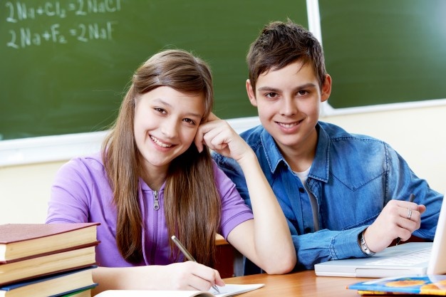 Português 8º Ano Fundamental - Gênero textual jornalístico: notícia, características e estrutura de notícias e diferenças entre notícia e reportagem.